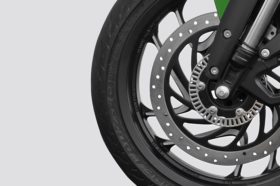 Front Tyre of Dominar 400