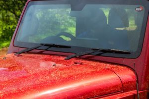 Front Windshield and Wiper Image of Thar