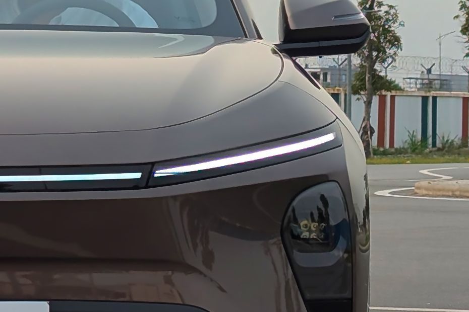 Headlight Image of VF MPV 7