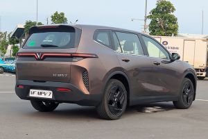 Rear Right Three Quarter View Image of VF MPV 7