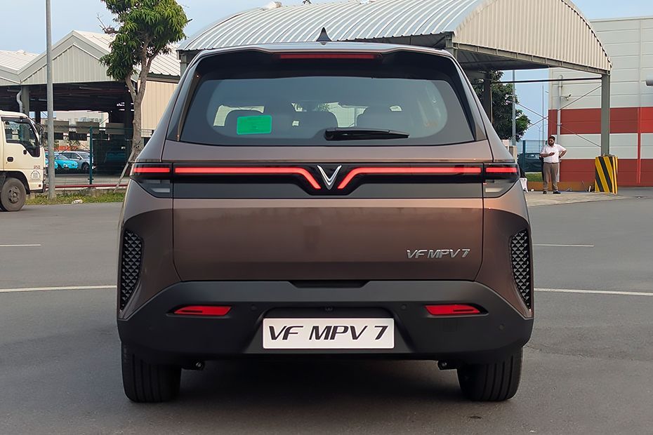 Rear View Image of VF MPV 7