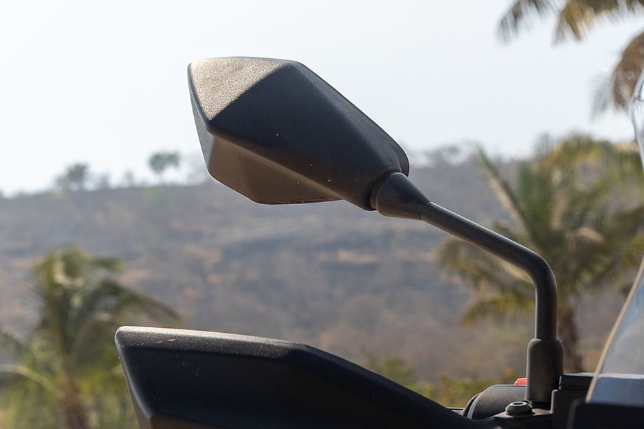 Rear View Mirror(Front View) of Model_