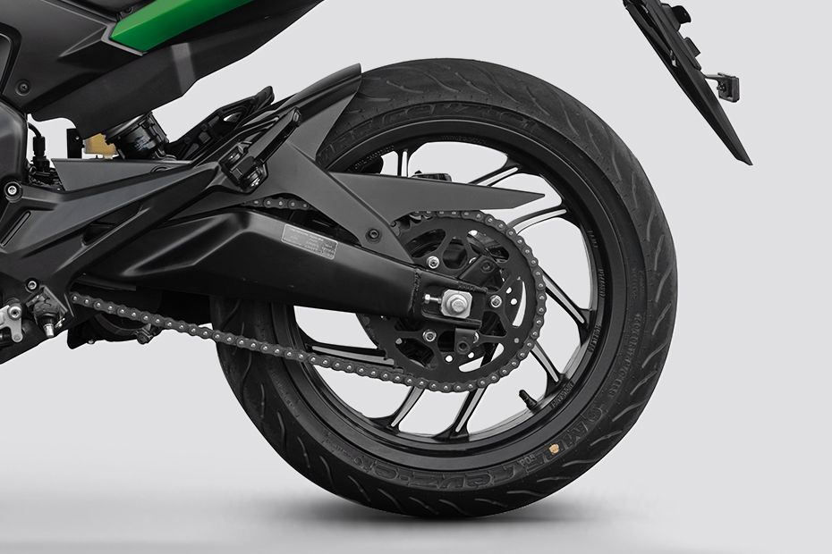 Rear Wheel of Dominar 400