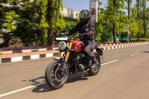 Riding: Front Left Quarter View of Speed 400