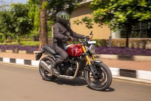 Riding: Front Right Quarter View of Speed 400
