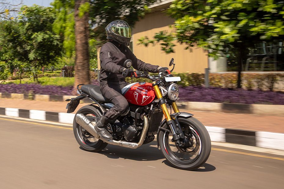 Riding: Front Right Quarter View of Speed 400