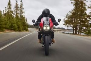 Riding: Front View of Thruxton 400