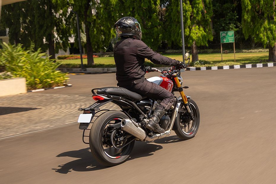 Riding: Rear Right Three Quarter View of Speed 400