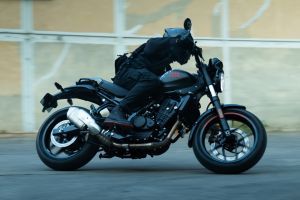 Riding: Side Profile (Right) View Profile View of Guerrilla 450
