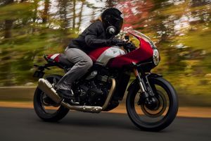 Riding: Side Profile (Right) View Profile View of Thruxton 400