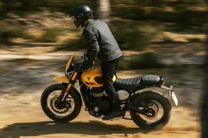 Riding: Side Profile(Left)View of Scrambler 400 XC
