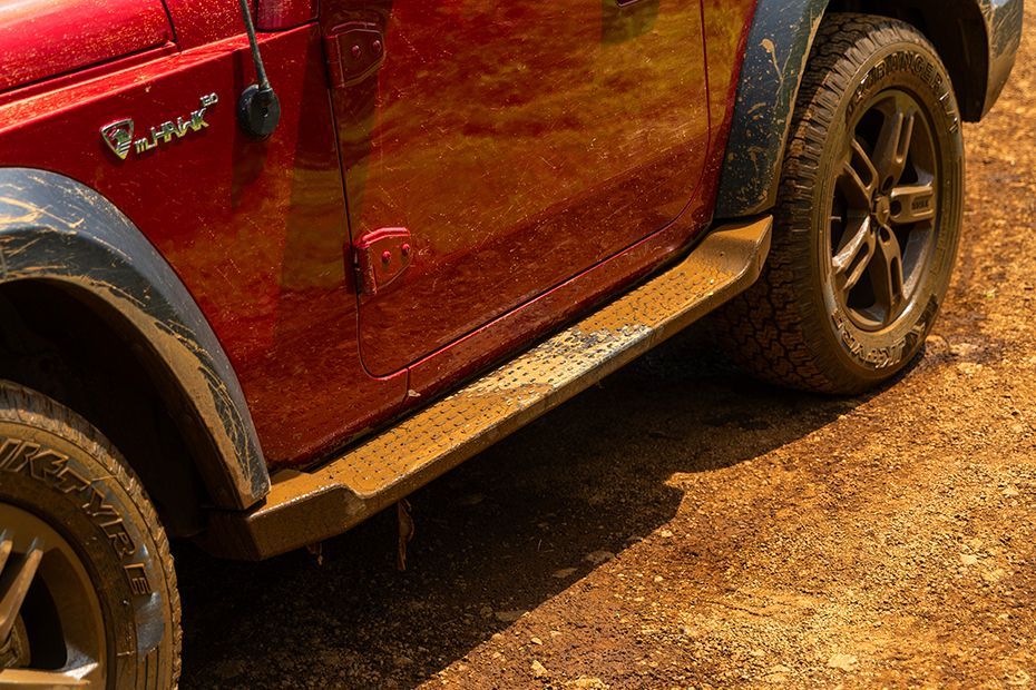 Side Skirt Image of Thar