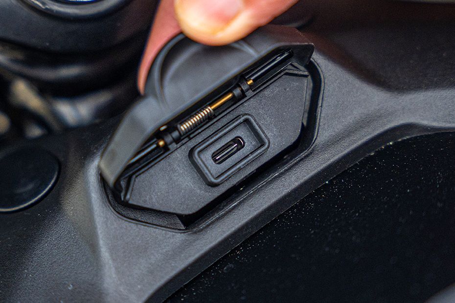 Charging ports of Pulsar N160 S