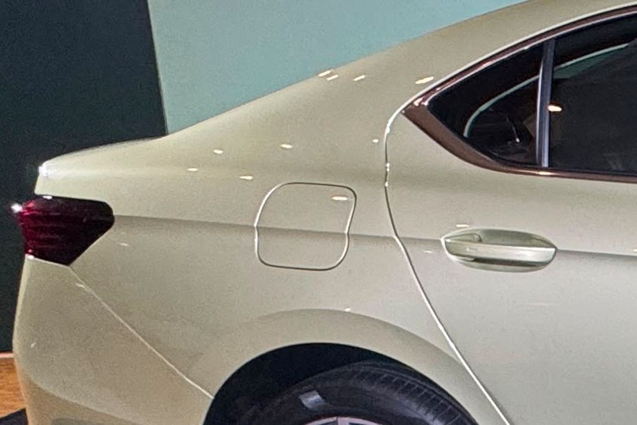 Fuel Lid (Closed) Image of Superb 2026