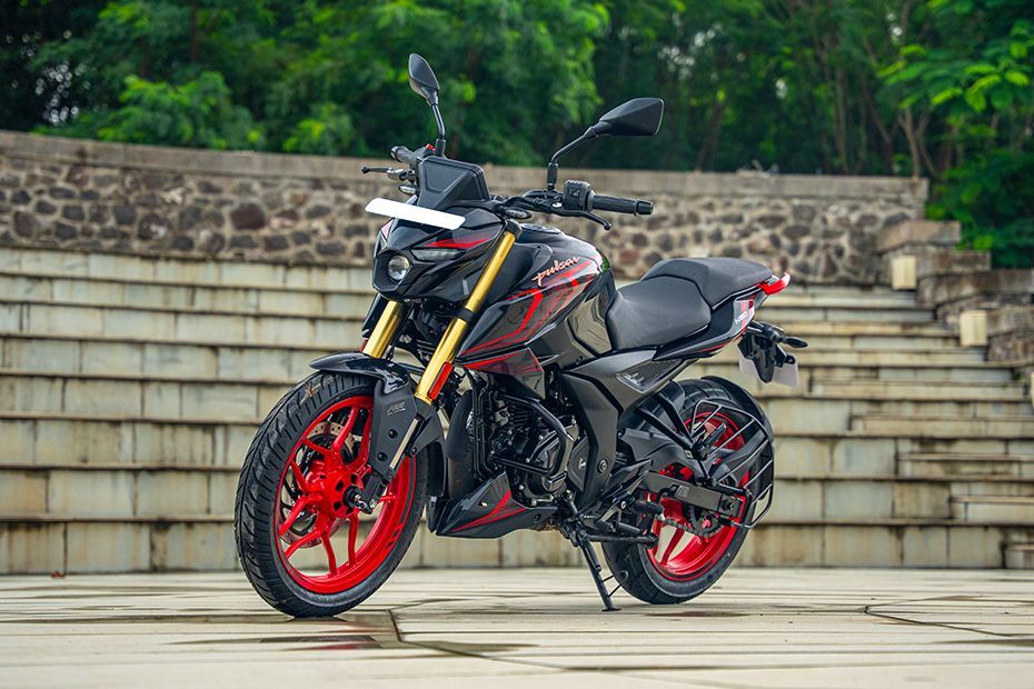 Front Left Quarter View View of Pulsar N160 S