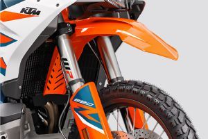 Front Mudguard & Suspension of 890 Adventure R