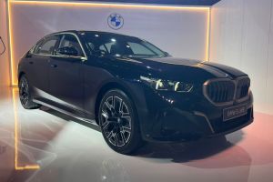 Front Right Quarter View Image of i5 LWB