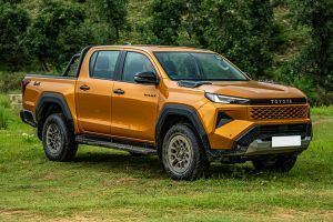 Front Right Quarter View Image of Hilux