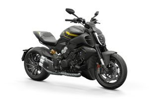 Front Right Quarter View of Diavel V4