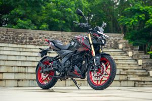 Front Right Quarter View of Pulsar N160 S