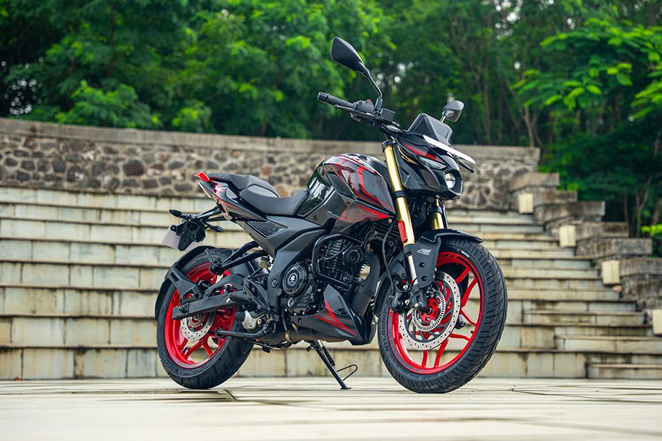 Front Right Quarter View of Pulsar N160 S