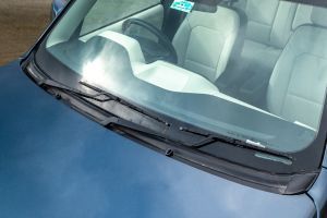 Front Windshield and Wiper Image of Bolero Neo
