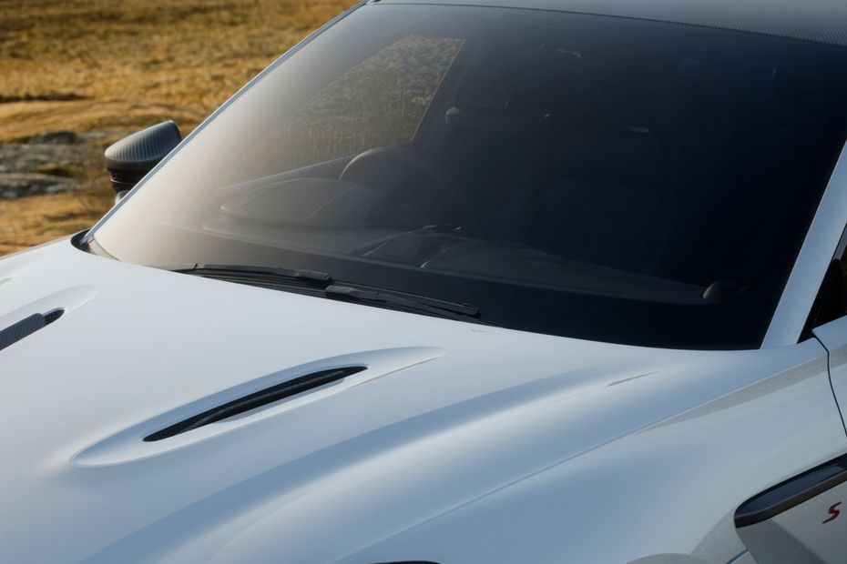 Front Windshield and Wiper Image of DBX