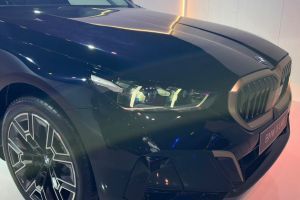 Headlight Image of i5 LWB