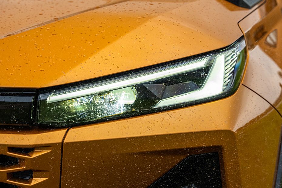 Headlight Image of Hilux