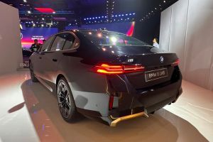 Rear Left Three Quarter View Image of i5 LWB