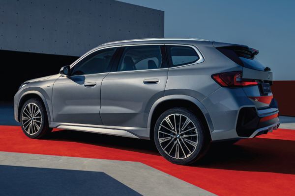 Rear Left Three Quarter View Image of X1 LWB