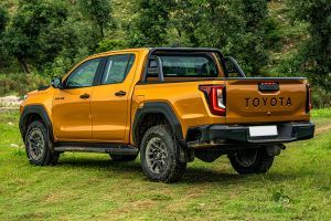 Rear Left Three Quarter View Image of Hilux