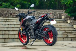 Rear Left Three Quarter View of Pulsar N160 S
