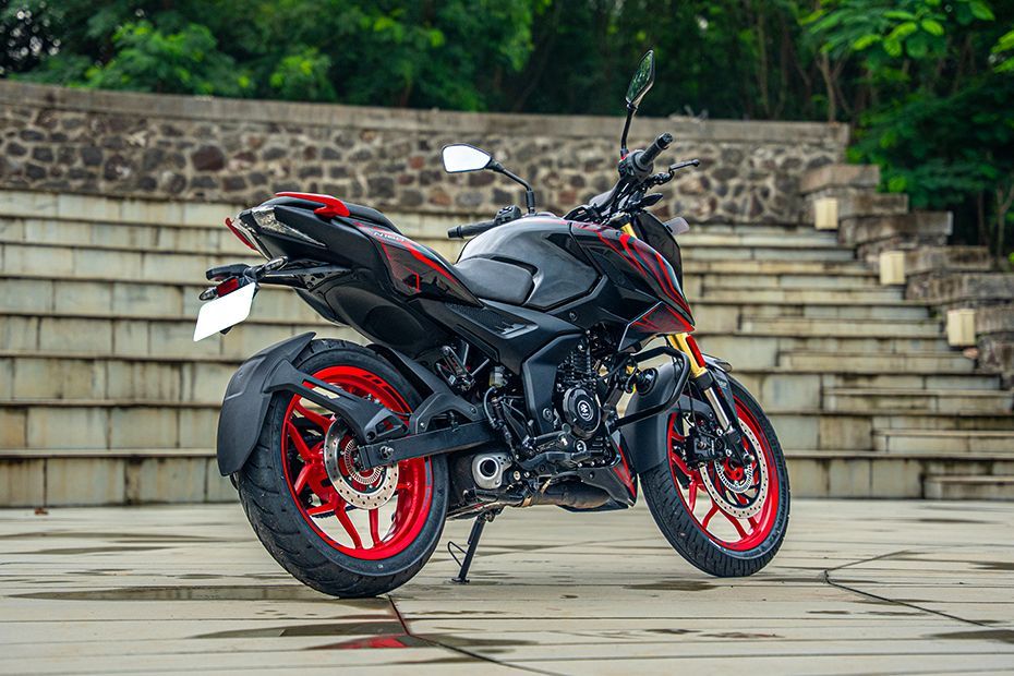 Rear Right Three Quarter View of Pulsar N160 S