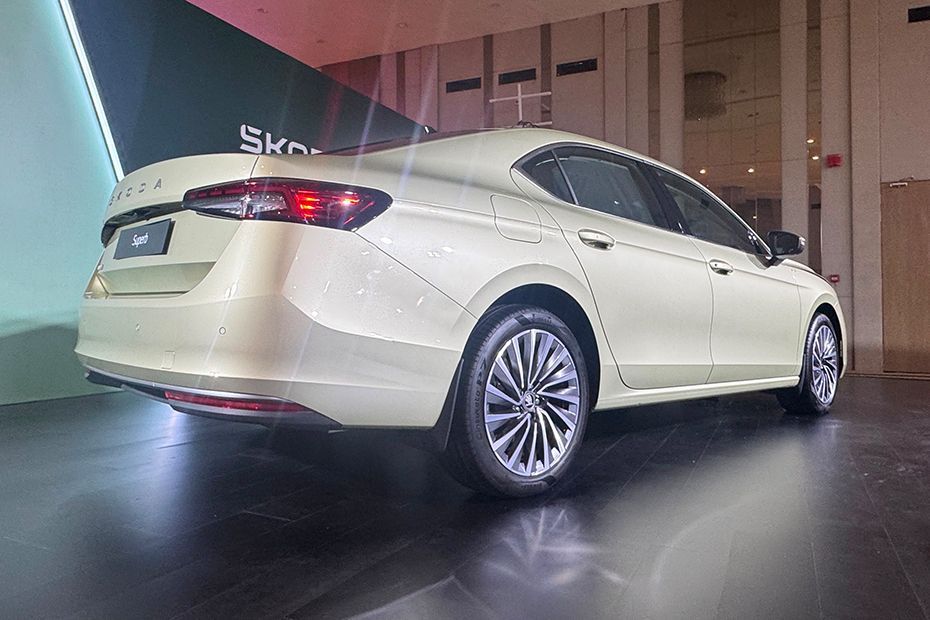 Rear Right Three Quarter View Image of Superb 2026