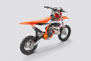 Rear Right Three Quarter View of 50 SX