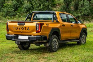 Rear Right Three Quarter View Image of Hilux