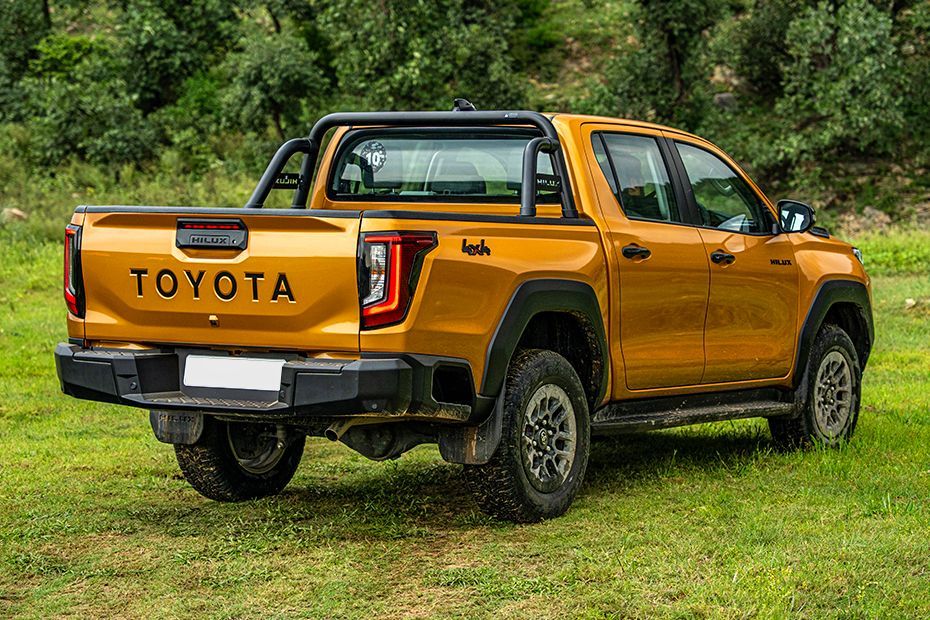 Rear Right Three Quarter View Image of Hilux