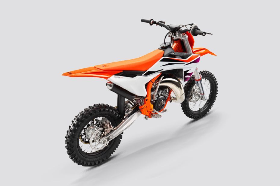 Rear Right Three Quarter View of 65 SX