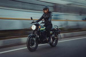 Riding: Front Left Quarter View of W175