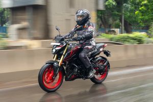 Riding: Front Left Quarter View of Pulsar N160 S