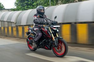 Riding: Front Right Quarter View of Pulsar N160 S
