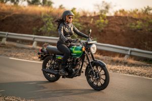Riding: Front Right Quarter View of W175