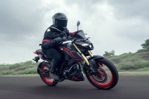 Riding: Front Right Quarter View of Pulsar N160 S