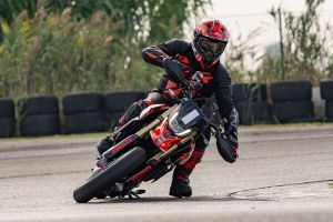Riding: Front View of Hypermotard 698 Mono