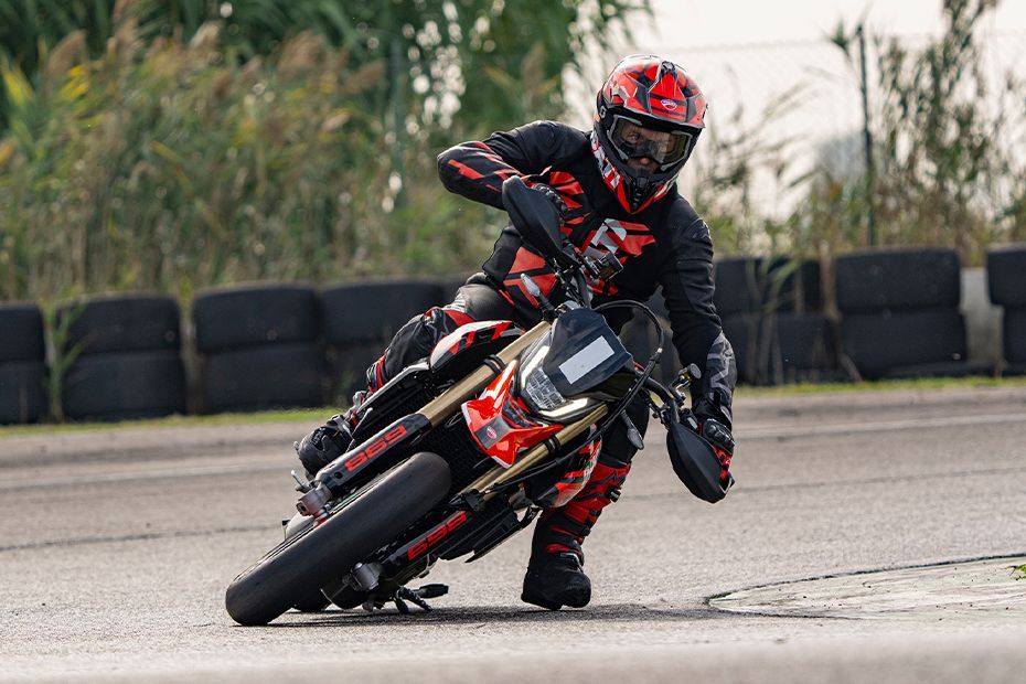 Riding: Front View of Hypermotard 698 Mono