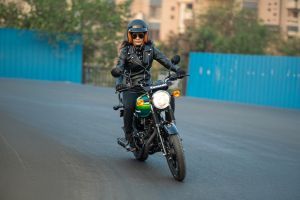 Riding: Front View of W175