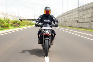 Riding: Front View of Tuono 457