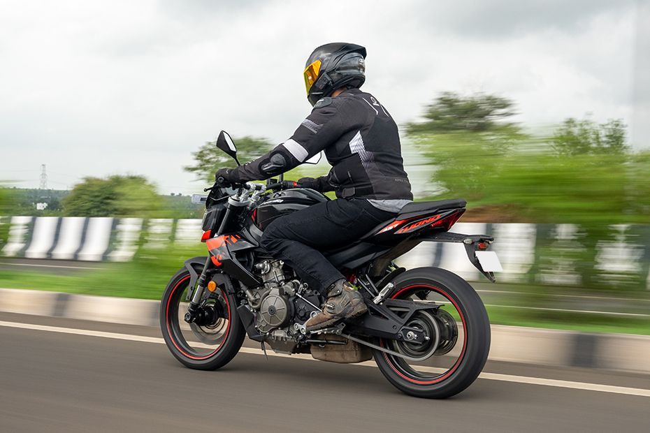 Riding: Rear Left Three Quarter View of Tuono 457