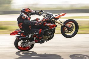 Riding: Side Profile (Right) View Profile View of Hypermotard 698 Mono